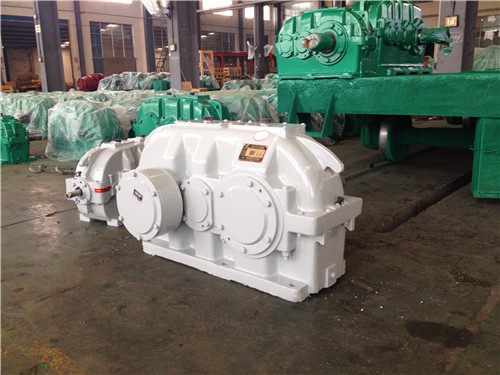 閉式齒輪減速機采用油浴潤滑時，如何判斷油位是否合適？